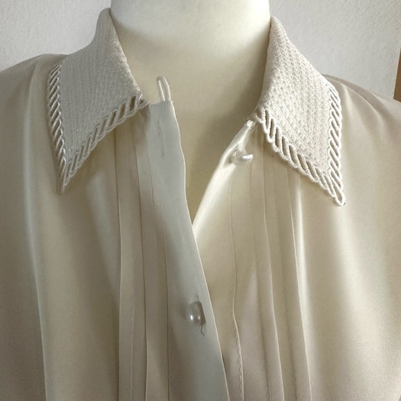 Elegant Black Pencil Skirt and White Blouse - Picture 2 of 6